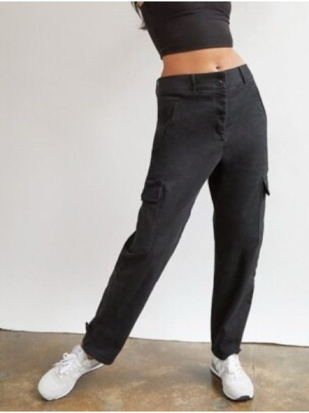 Aritzia Wilfred Free Modern Cargo Pant in black